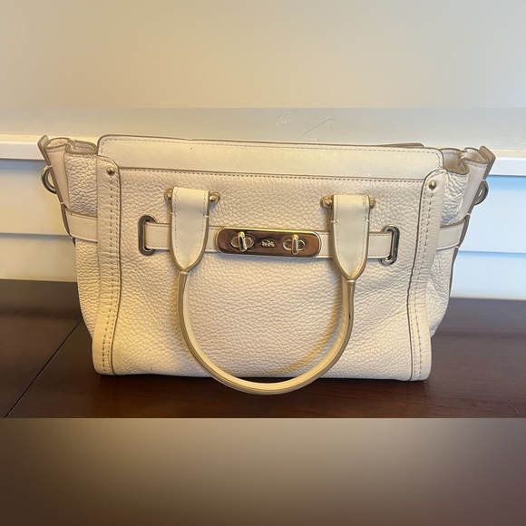 Coach Swagger - Picture 5 of 12